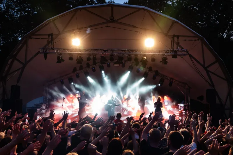 Nuovi palcoscenici, nuove voci: i festival indie che stanno riscrivendo la musica italiana